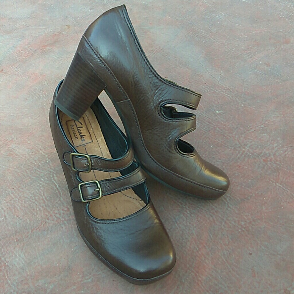 Clarks Artisan Brown double strapped heals sz 8